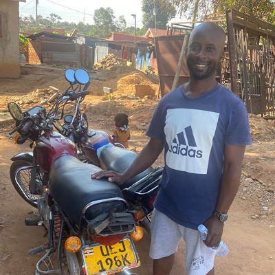 Taxakørsel og vejsidekiosk i Uganda